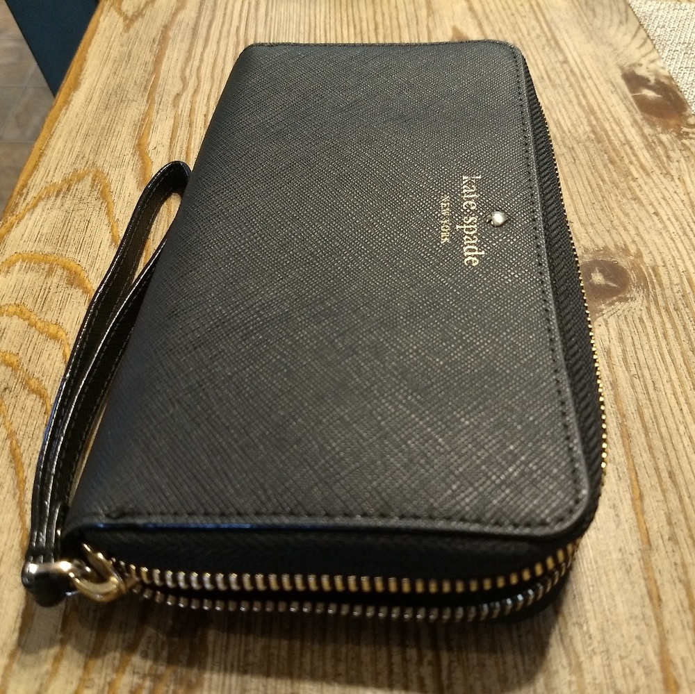 ***SOLD*** Kate Spades Women Wallet